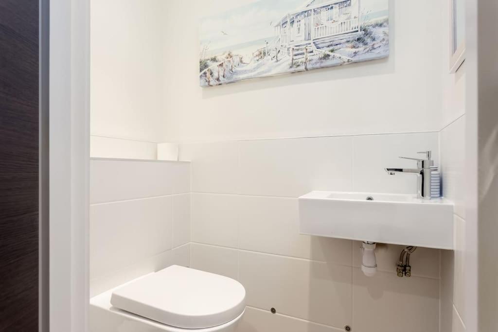 Stunning 2 Bed Apartment, Fabulous Sea View & 2 Minutes To Beach With Parking Bournemouth Buitenkant foto