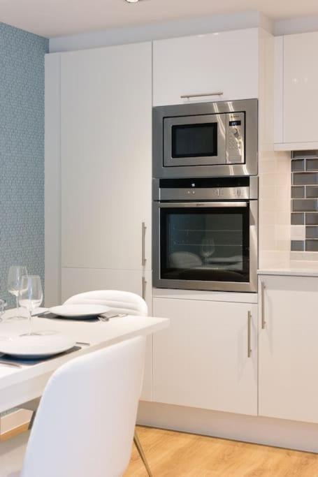 Stunning 2 Bed Apartment, Fabulous Sea View & 2 Minutes To Beach With Parking Bournemouth Buitenkant foto