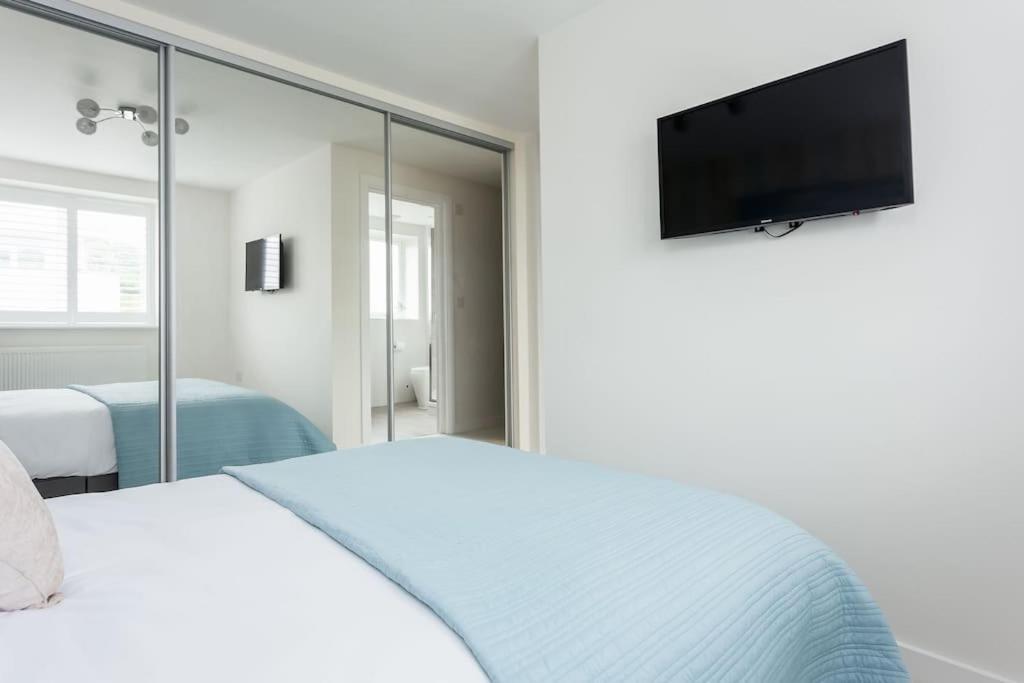 Stunning 2 Bed Apartment, Fabulous Sea View & 2 Minutes To Beach With Parking Bournemouth Buitenkant foto