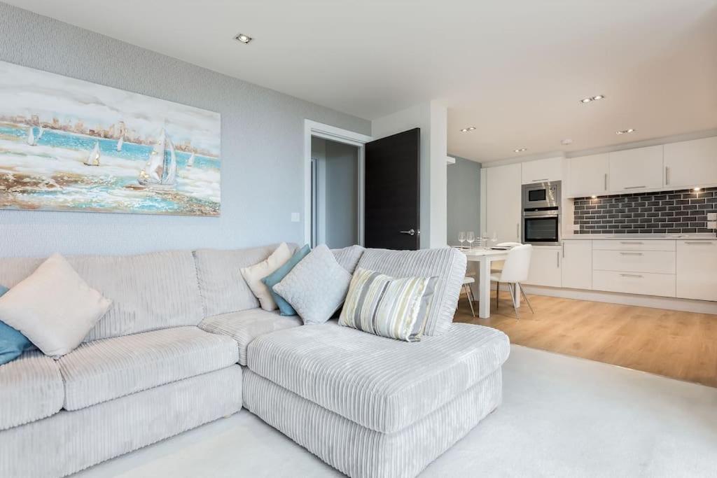 Stunning 2 Bed Apartment, Fabulous Sea View & 2 Minutes To Beach With Parking Bournemouth Buitenkant foto