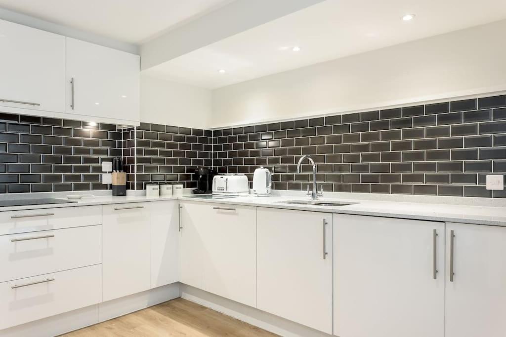 Stunning 2 Bed Apartment, Fabulous Sea View & 2 Minutes To Beach With Parking Bournemouth Buitenkant foto