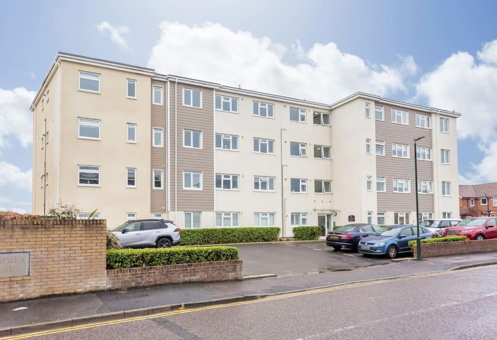 Stunning 2 Bed Apartment, Fabulous Sea View & 2 Minutes To Beach With Parking Bournemouth Buitenkant foto