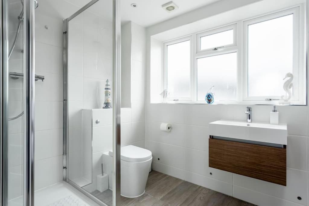 Stunning 2 Bed Apartment, Fabulous Sea View & 2 Minutes To Beach With Parking Bournemouth Buitenkant foto