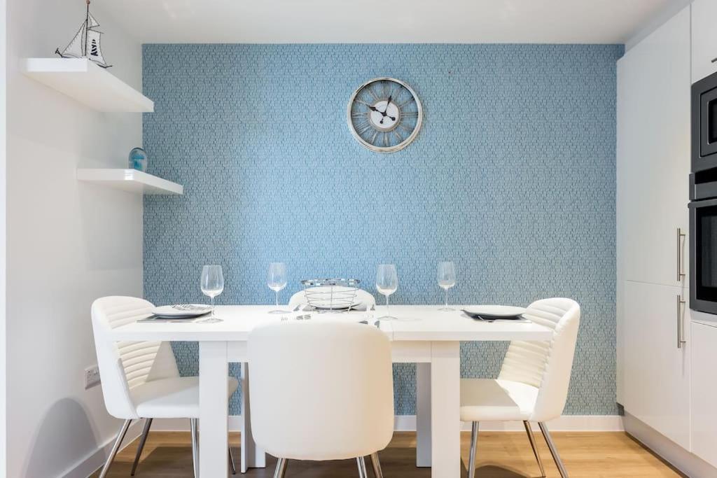 Stunning 2 Bed Apartment, Fabulous Sea View & 2 Minutes To Beach With Parking Bournemouth Buitenkant foto