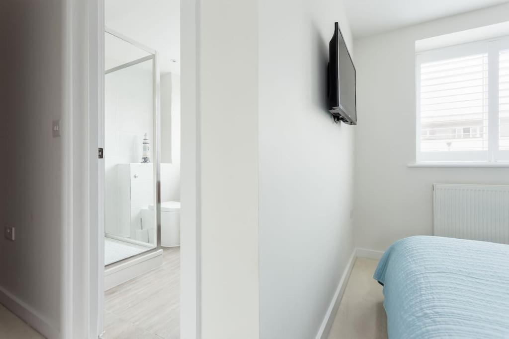 Stunning 2 Bed Apartment, Fabulous Sea View & 2 Minutes To Beach With Parking Bournemouth Buitenkant foto