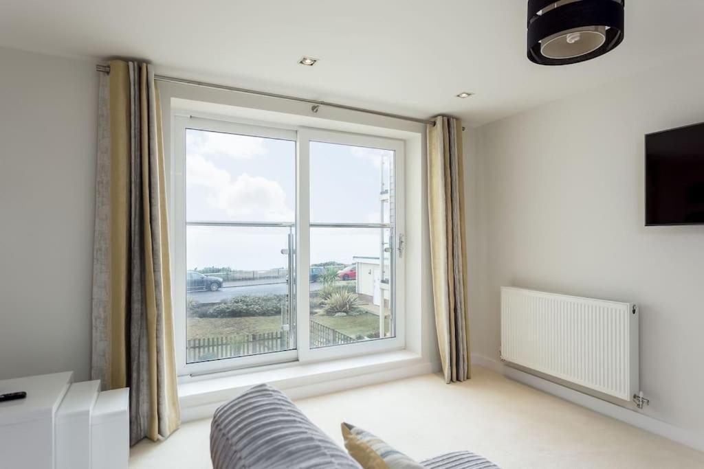 Stunning 2 Bed Apartment, Fabulous Sea View & 2 Minutes To Beach With Parking Bournemouth Buitenkant foto